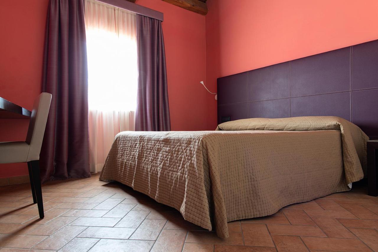Hotel Magione Papale Relais LʼAquila Exterior foto