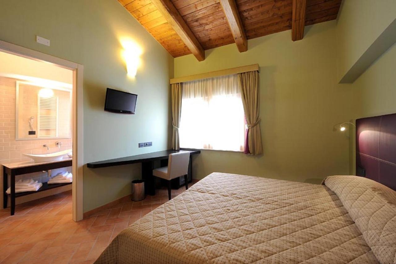 Hotel Magione Papale Relais LʼAquila Zimmer foto