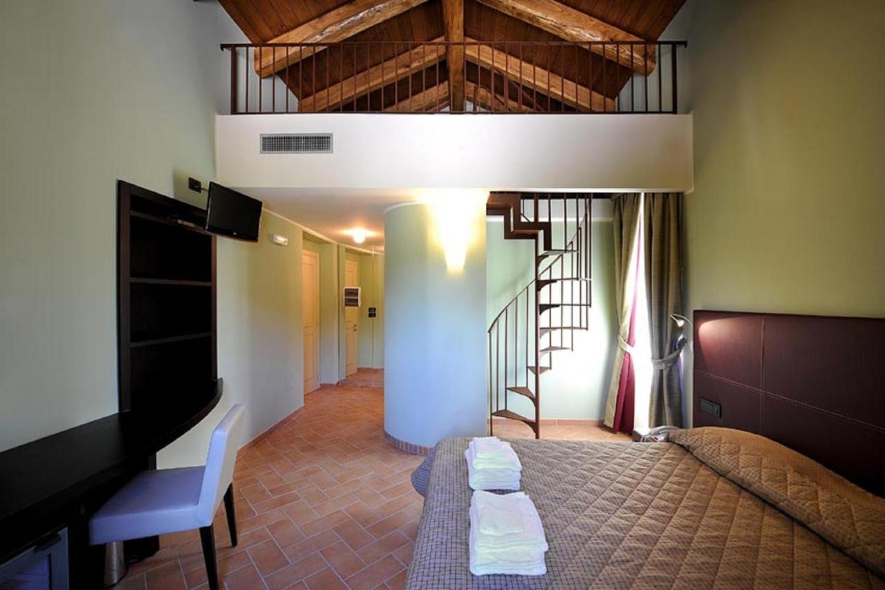 Hotel Magione Papale Relais LʼAquila Zimmer foto